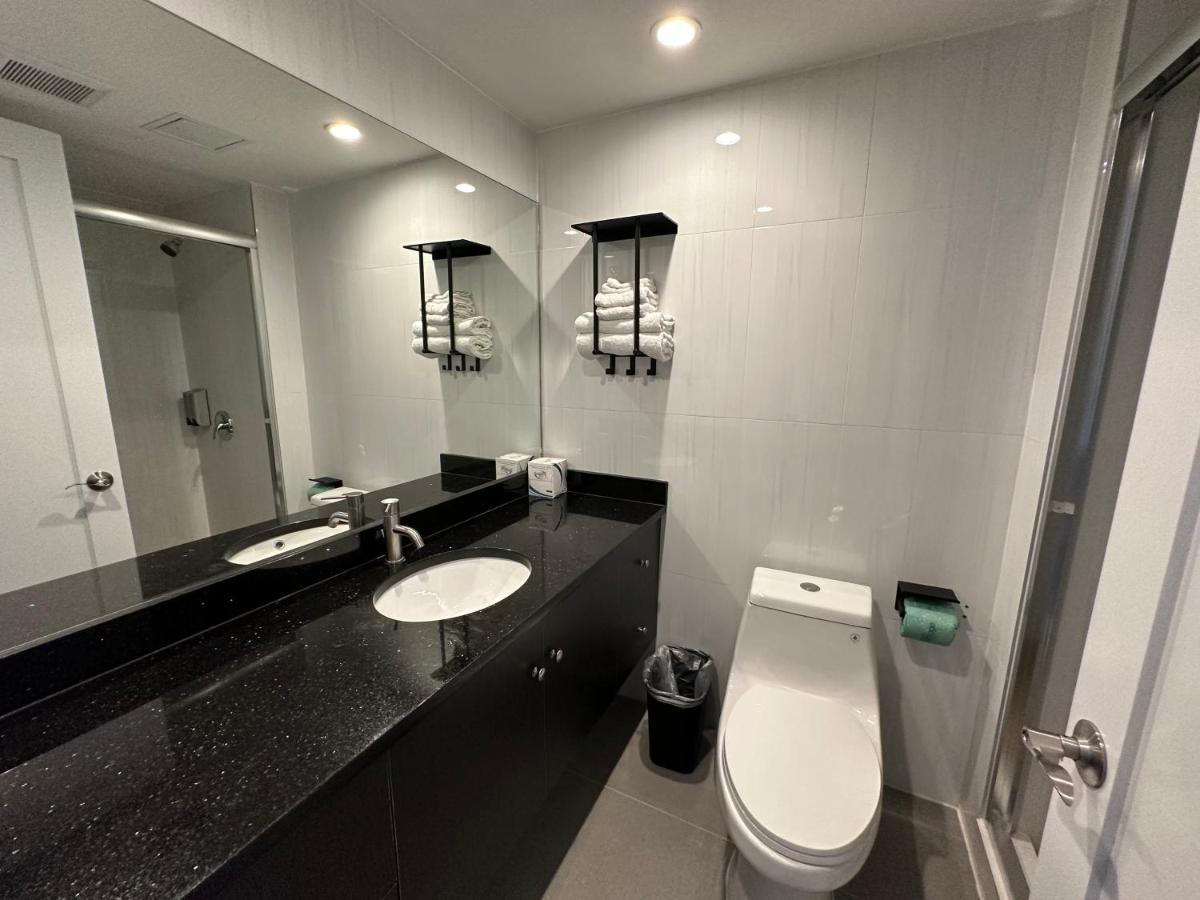 Regal Inn & Suites New York Laguardia Hotel Экстерьер фото