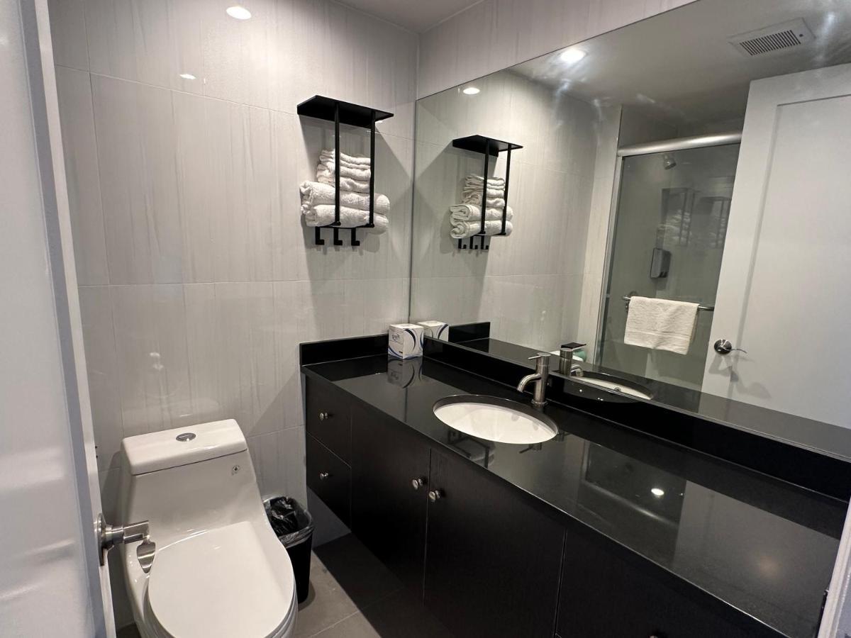 Regal Inn & Suites New York Laguardia Hotel Экстерьер фото