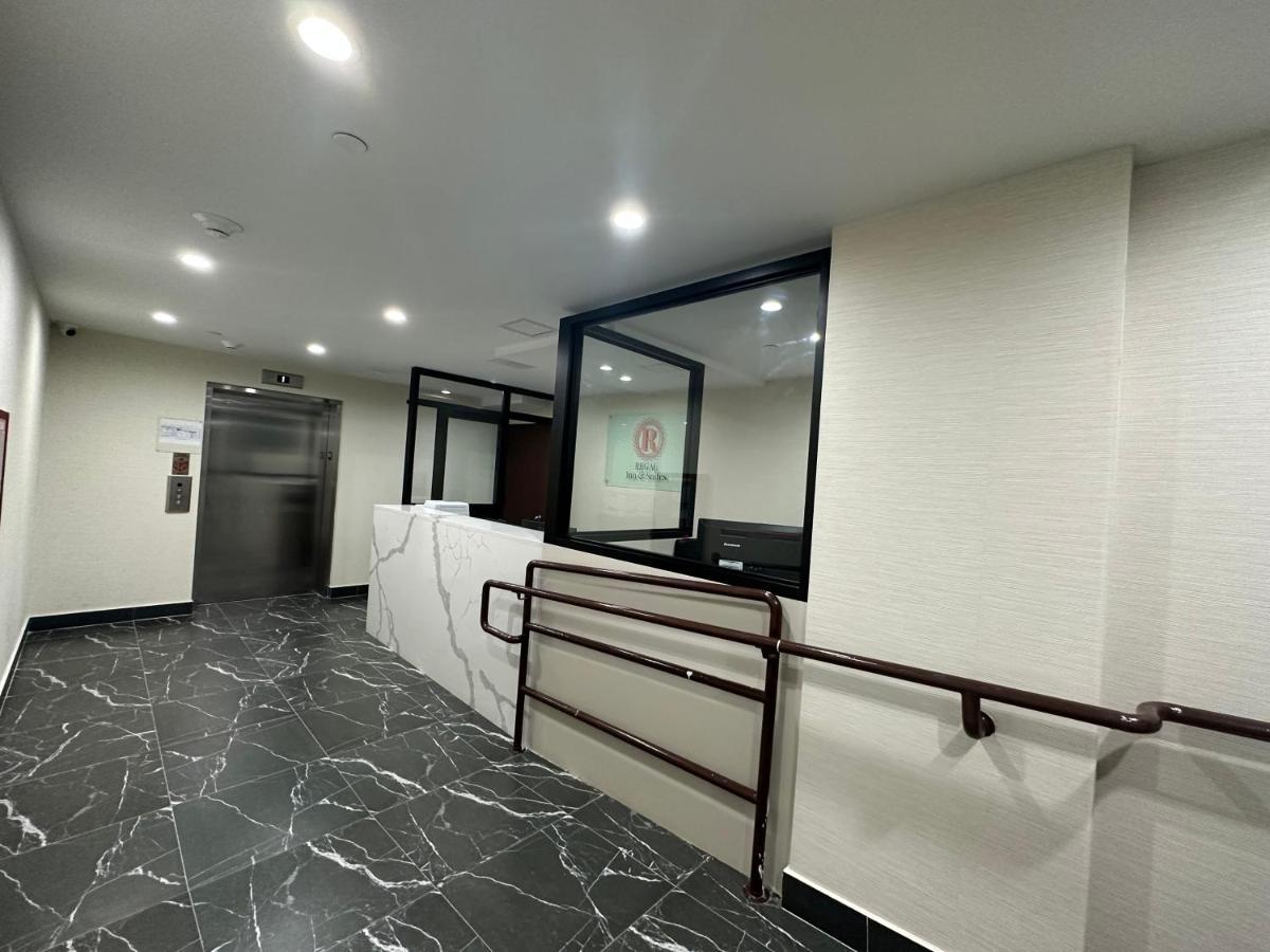 Regal Inn & Suites New York Laguardia Hotel Экстерьер фото
